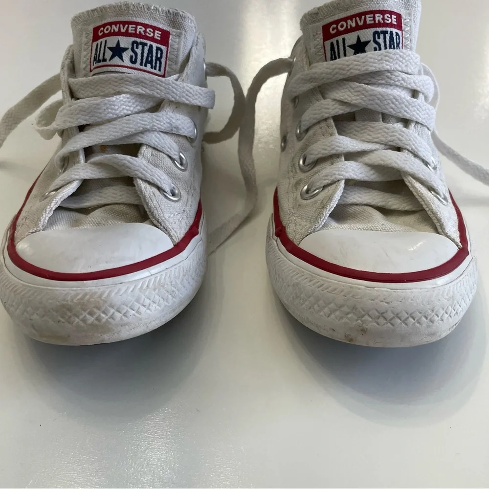 Converse Kids Chuck Taylor White Canvas Low Top All Star Sneakers, size 11
